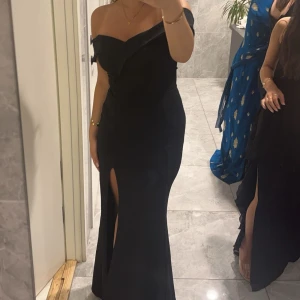 Svart Kläning - Jätte fin svart Festlig klänning som sparsamt använts. Den är som ny💕
