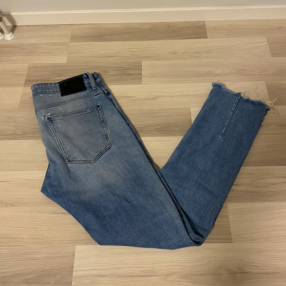 Säljer dessa oerhört snygga och trendiga jeans i storlek 30/32 slim. Nypris: 2800 Mitt pris 1599:-. Priset kan diskuteras vid snabb affär! Kom med bud! . Jeans & Byxor.