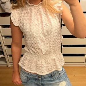 Söt topp - Säljer denna perfekta blusen/toppen - både till vardags och festligare tillfällen!! True to size, passar även M skulle jag säga!