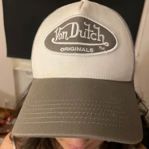 Von Dutch Keps - Von dutch keps, köpt för 350kr ligger nu ute för mellan 300 - 500kr. 8/10 skick, justerbar.