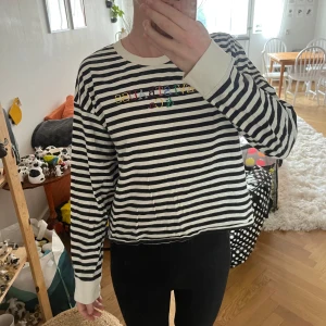 Långarmad T-shirt från Levis - Långarmad randig T-shirt från Levis. Lite smink-fläckar vid halsrigningen men annars bra skick.