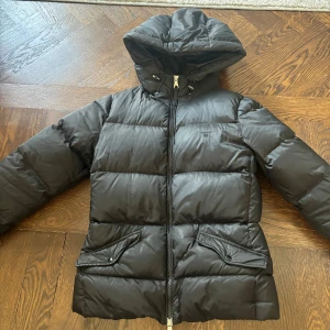 Vinterjacka - En vinterjacka från gant storlek Xs lite hål vid dragkedjan går att fixa annars har den inga andra defekter!🤗