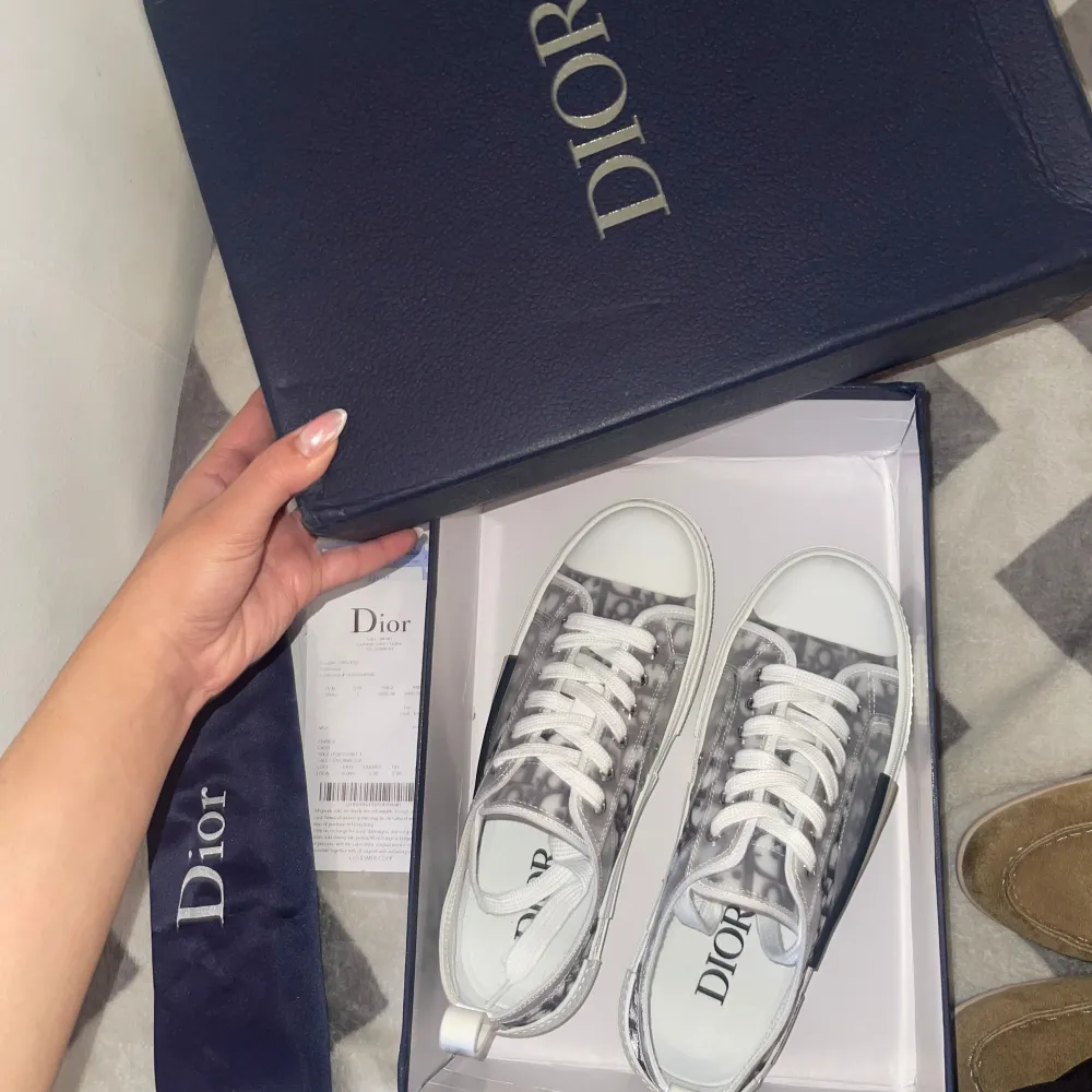 Totalt oanvända dior sneakers äkta förstås. Storleken är 39  men de är väldigt justerbara och går att bära allt från 38-41. Till kommer dustbag, kvitto, certifikat och låda. Kom med egna bud då jag inte vet vad jag vill sälja de för. . Skor.