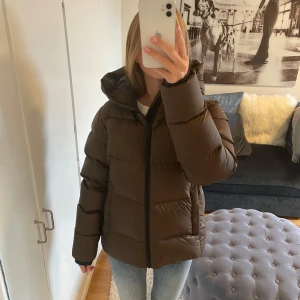 Vinter Jacka - Säljer dena jätte fina helt nya grön bruna vinter jackan. Storlek M men sitter som S💕skriv för fler bilder💖jag köpte den för 1500 kr och är inte använd, pris kan diskuteras!