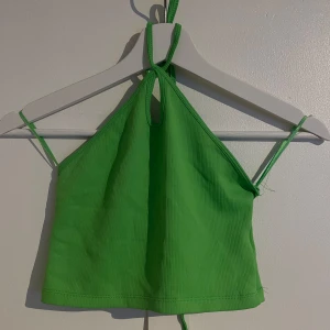 Grön crop top med halterneck - Aldrig använd med prislapp kvar 