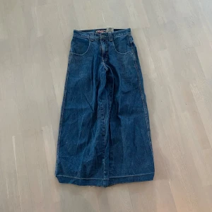 Jnco jeans twin cannon  - Detta är äkta jnco jeans med modellen twin cannon. Ett fantastiskt par jeans som nu någon annan ska få njuta av. De är slitna längst ner från användning och har därför blivit lite kortare än original. Längden är ni 102cm  Pris kan alltid diskuteras 😇