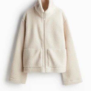 Teddy jacka i pile - Säljer denna populära teddyjackan från Hm. Storlek M. Helt SLUTSÅLD på hemsidan. ny med lapp kvar. 