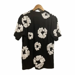 Denim tears t shirt - Säljer denna denim tears t-shirten då den inte kommer till användning längre då jag har bytt stil. Köpt i en second hand butik i Japan, skicket är 8/10 och utan skador alls, haft på mig den några gånger Storlek S men sitter som en M kan va baggy buda