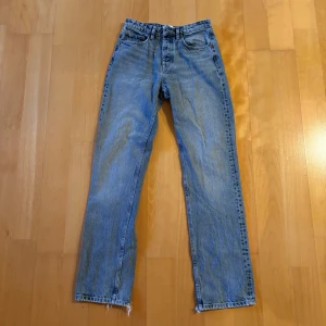 Zara jeans - Raka jeans med midwaist från Zara😇 Väldigt bra skick, enda defekterna (se bild 4 & 5) är att de har skavts upp vid hälarna, men ser ut som det ska vara så när man har de på sig🙂 Säljer då de är för små för mig som har strl 38 i jeans!