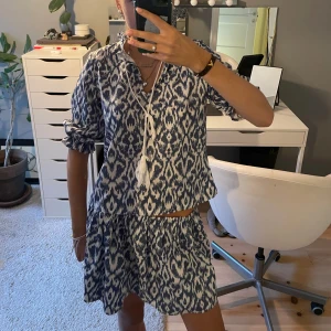 Sett - As snyggt sett med topp och kjol. Finns ingen lapp i så vet ej vart det är ifrån, köptes på Plick. Använt 2 gånger ungefär så är i snyggt skick. Om du är intresserad att bara köpa en del av de så skriv till mig☺️