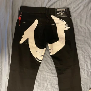True religion jeans - Feta true religion jeans storlek 31 men passar för dem som har w32, köpta i usa 