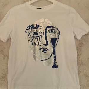 Zara t-shirt  - Säljer denna t-shirt ifrån zara🩷