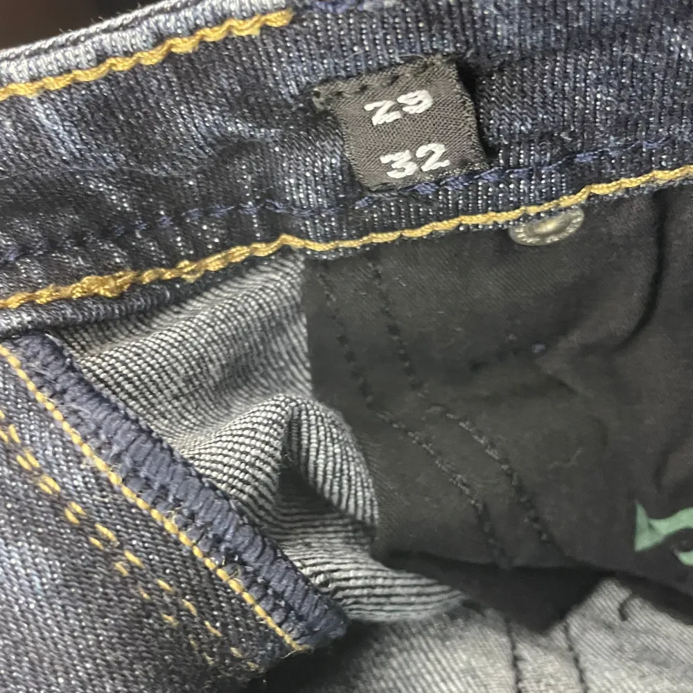 Jeans i färgen mörkblå från Jack&Jones  Skick 10/10, storlek 29x32, regular/clark modell, märke Jack&Jones, färg mörkblå   Endast seriösa köpare, inga byten, inga returer.. Jeans & Byxor.