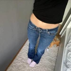 SNYGGA LOW JEANS  - Jätte snygg low waist bootcut jeans❤️😍 Säljer dom då dom har blivit lite tajta för mig. Fins inte på hemsidan längre. Pris kan diskuteras❤️❤️