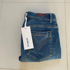 Dondup jeans - Strlk 29 modell george 9/10 Nypris 3299kr mitt pris 1399kr hör av er vid frågor 🤩
