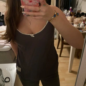 Mörkgrå ribbad linnetopp - Säljer denna snygg Odd Molly toppen. Använd fåtal gånger och säljer på grund av att den är för stor för mig💕