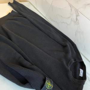 Hej, säljer denna Stone Island tröjan, tröjan är köpt i NK, ny pris 4500kr, de är en stickad tröja, tröjan är storlek L, 8/10 i skick, vid funderingar DM ! 