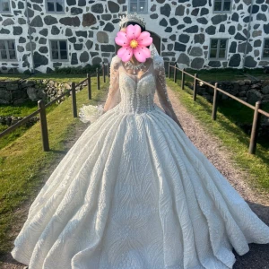 Brudklänning  - Jag vill sälja min brudklänning som är i väldigt bra skick då den är använd i endast 5 timmar!  Jag säljer klänning tillsammans med slöja för 12000kr med priset kan diskuteras vid snabb affär!  Storlek 34 Finns i Skåne  Skicka DM för fler bilder !