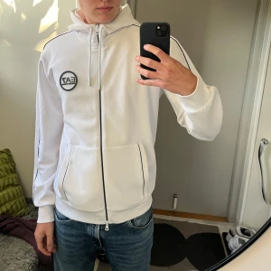 Emporio Armani hoodie EA7 - Tjena, Säljer nu min EA7 zip hoodie jag köpte i Italien förra året då den inte används. Bra skick då jag knappt använt den sedan den köptes.  Storlek L men passar mig som vanligtvis bär M bra. Hör av dig vid fler funderingar Mvh Emrik