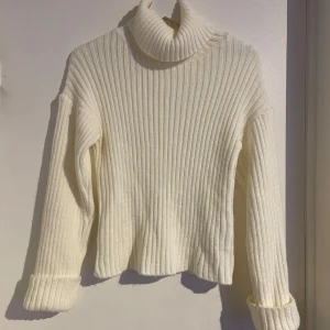 Vit stickad tröja - Använd 1 gång och har inga felaktigheter Uppvikta armar  Har storlek xxs men sitter som en xs/s