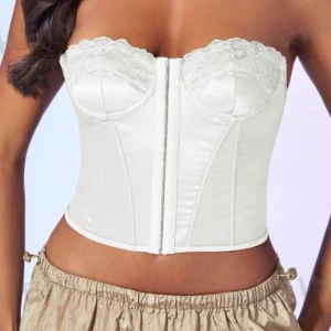 Korsett toppar  - Använda fåtal gånger i strl M men passar S. Den är inte så kort som den ser ut på bild så kom privat för egna.🩷110 kr styckvis. Har i färgerna vit, grön och svart.