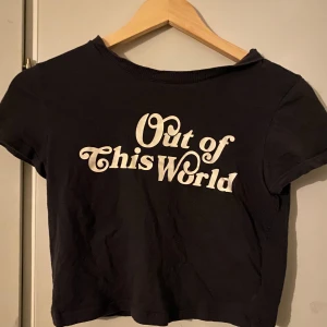 ”Out of this world” baby tee - Fin baby tee från H&M, knappt använd. skriv om du vill ha fler bilder