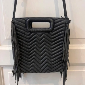 Maje väska - Jätte fin Maje väska💕 Ganska bra skick men finns små repor därav priset💕PRIS KAN DISKUTERAS💕