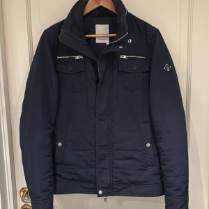 J.Lindeberg jacka - J.Lindeberg jacka i gott skick i storlek S (Passar M bra). Inga defekter alls Skick: 9/10 Pris ej hugget i sten