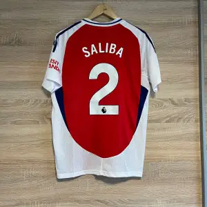 Replika av Arsenals Hemmatröja med Saliba  Storlek 2XL  Vid andra storlek, kontakta.