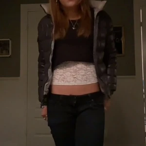 moncler jacka - säljer för att den är för liten. den är från barn. den har en riva inuti jackan, men man kan lätt laga det eller bara låta det va, men därav priset. 