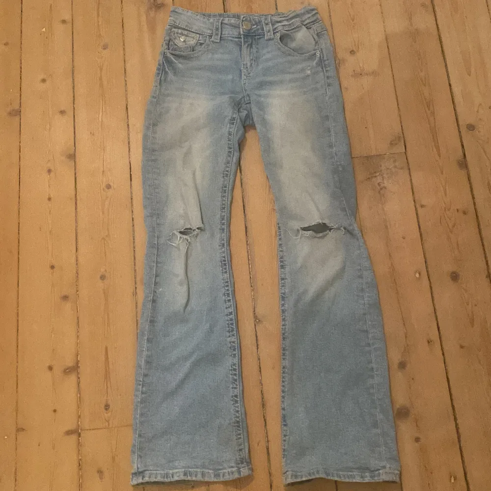 Ljusblå jeans från Gina Tricot säljs för 199kr. Endast använt ett par gånger och är i ett skick som nytt. Storlek 164 perfekt för er som gillar Stockholmsstil!. Jeans & Byxor.