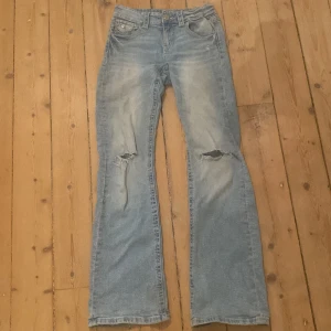Ljusblå bootcut jeans från Gina Tricot säljes för 199kr - Ljusblå jeans från Gina Tricot säljs för 199kr. Endast använt ett par gånger och är i ett skick som nytt. Storlek 164 perfekt för er som gillar Stockholmsstil!