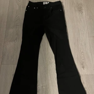 Svarta bootcut jeans - Säljer dessa bootcut jeans från lager 157,helt oanvända,  Skriv om ni undrar något!💕