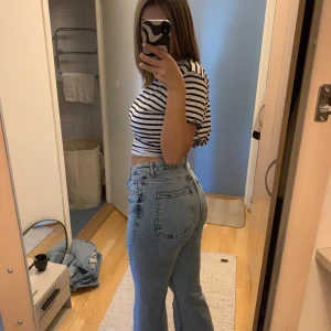 Helt nya jeans L  - Helt oanvända jeans i stl L/40. Fler bilder kan skickas och priset kan diskuteras🌸