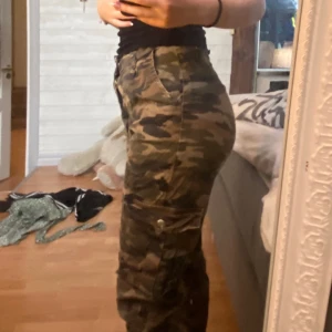 Militär byxor.  - Fick av en kompis men tyvärr förstora.  Dom är från madlady. 