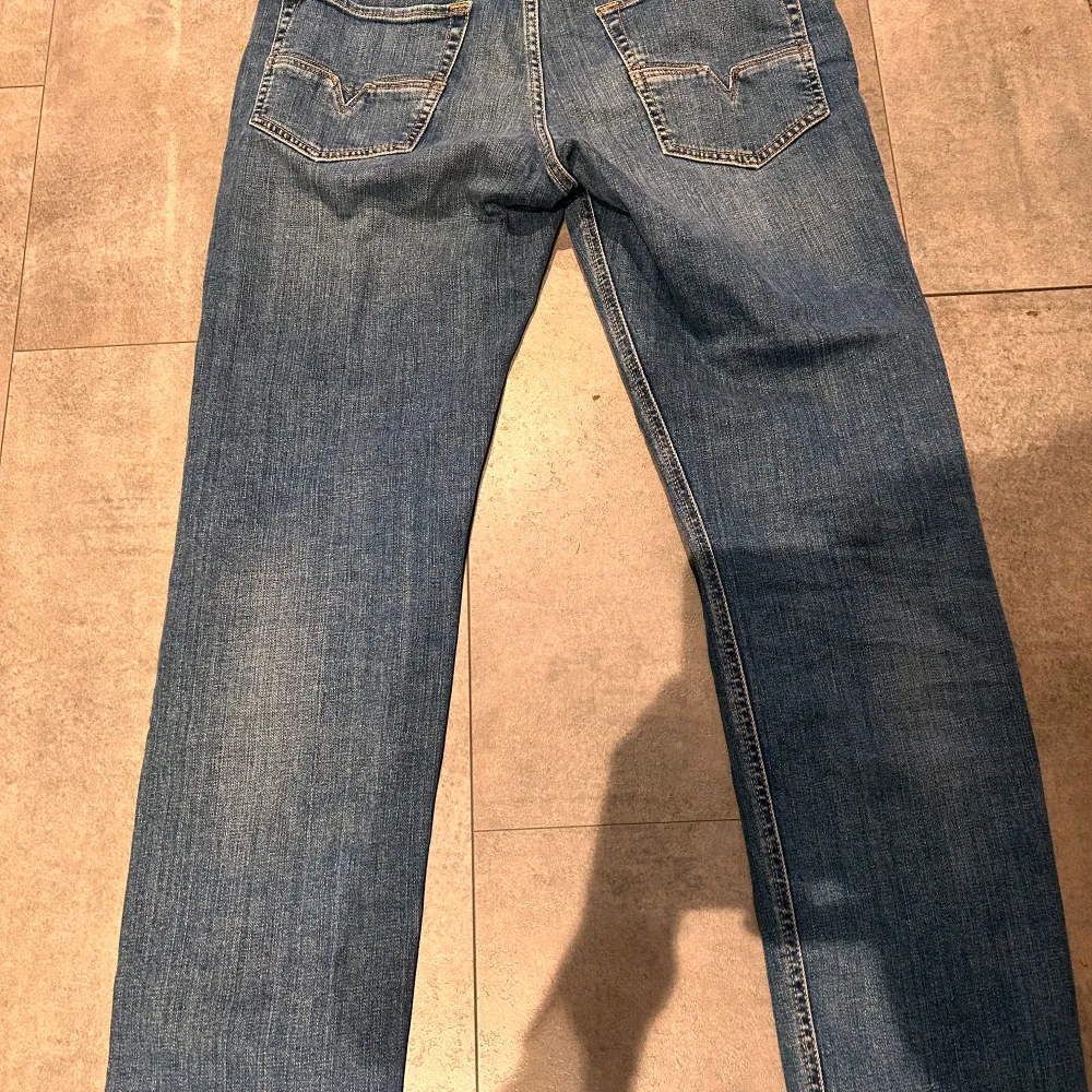 Säljer dessa diesel jeans. W29 L32. Använda en gång. Nypris 1400.. Jeans & Byxor.