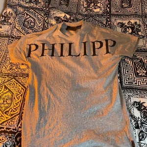 PLEIN T-shirt  - Använd fåtal tillfällen, nypris 3500 eller 4000 på Johnells, mitt pris 1300