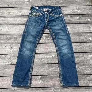 Blå jeans från True Religion - Säljer ett par true religon jeans i storlek 28 för 450kr de är i ganska ok skick
