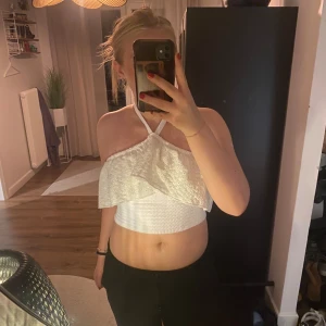 Topp ifrån zara  - Vit halternecktopp ifrån Zara🤍 Inte alls mycket använd🎀 Strl M 