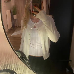 Vit kofta från lindex - Fin vit kofta ifrån Lindex🤍 Endast testad. Säljer pga att den inte kommer till användning🎀 Strl M 