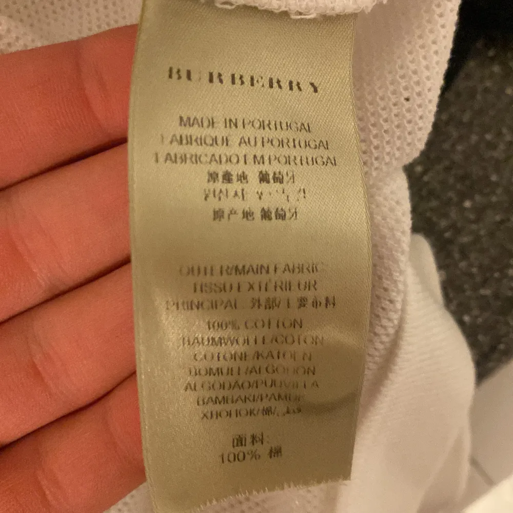 Piké från burberry i strl L. Skick 9/10 inga defekter. Äkta!. För mer frågor eller funderingar hör gärna av dig! Mvh Viktor. T-shirts.