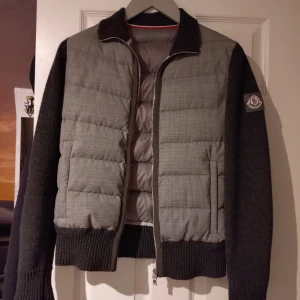 Moncler Cardigan - Moncler cardigan Storlek:S Skick:9/10 Nypris:11 000 Mitt pris:4199  Självklart äkta!  Bara att höra av sig vid några funderingar eller ifall fler bilder önskas! Priset är ej hugget i sten!