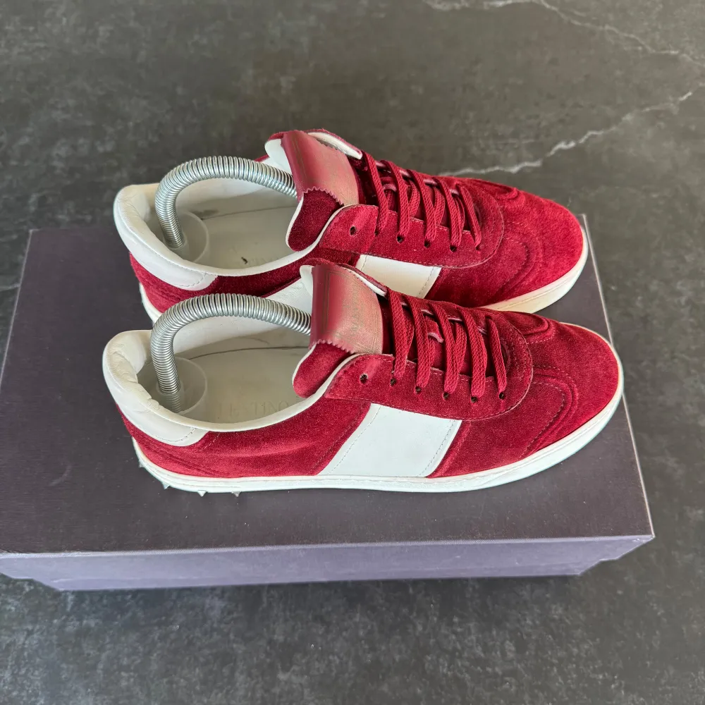 Valentino Flycrew sneakers | Knappt använda, tappat 1 nit | Sitter 1 storlek större | Nypris: 6499 kr | Ingår: 1 extra nit, Valentino kort | Frakt spårbart via Postnord eller Instabox, där köparen betalar | Tveka inte att höra av dig vid frågor📩. Skor.