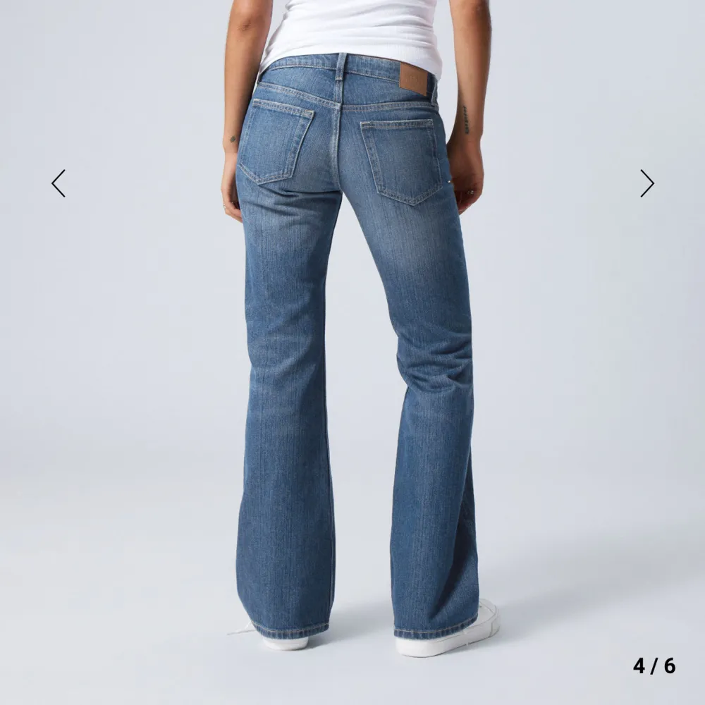 Säljer ett par snygga blå bootcut jeans i klassisk stil. lågmidjade från weekaday, färgen ser ni på sista bilden☺️ W24 L32 ”nova slim bootcut jeans”. Jeans & Byxor.