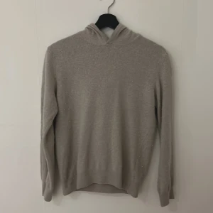 Oscar jacobsson hoodie - Skit snygg hoodie från oscar jacobsson som jag tyvär växt inga defekter 9/10 skick hör av er vid frågor