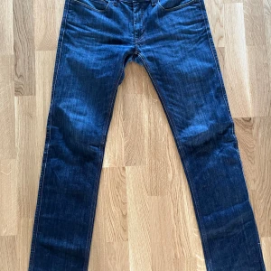 Hugo boss jeans  - Säljer dessa sköna jeans då dem tyvärr inte passar.  De är lite stora på mig som är ca 181 och väger 75kg. Skulle rekommendera dessa till någon som är runt 185-190 och 80kg. Fint skick då användningen inte varit så stor, nypris 1799. 