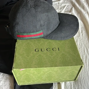 Gucci keps svart - Gucci keps svart ( man ser den äkta så fråga inte) Bra skick Köptes av en kompis som haft den 1 vecka så de har Inge skavanker Storlek M