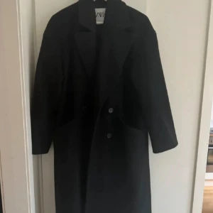 Zara kappa svart  - Säljer min super snygga kappa från Zara i storlek Xs, lite overzize i stl. Endast använd en gång och köptes förra vintern. Nypris 899kr 💗