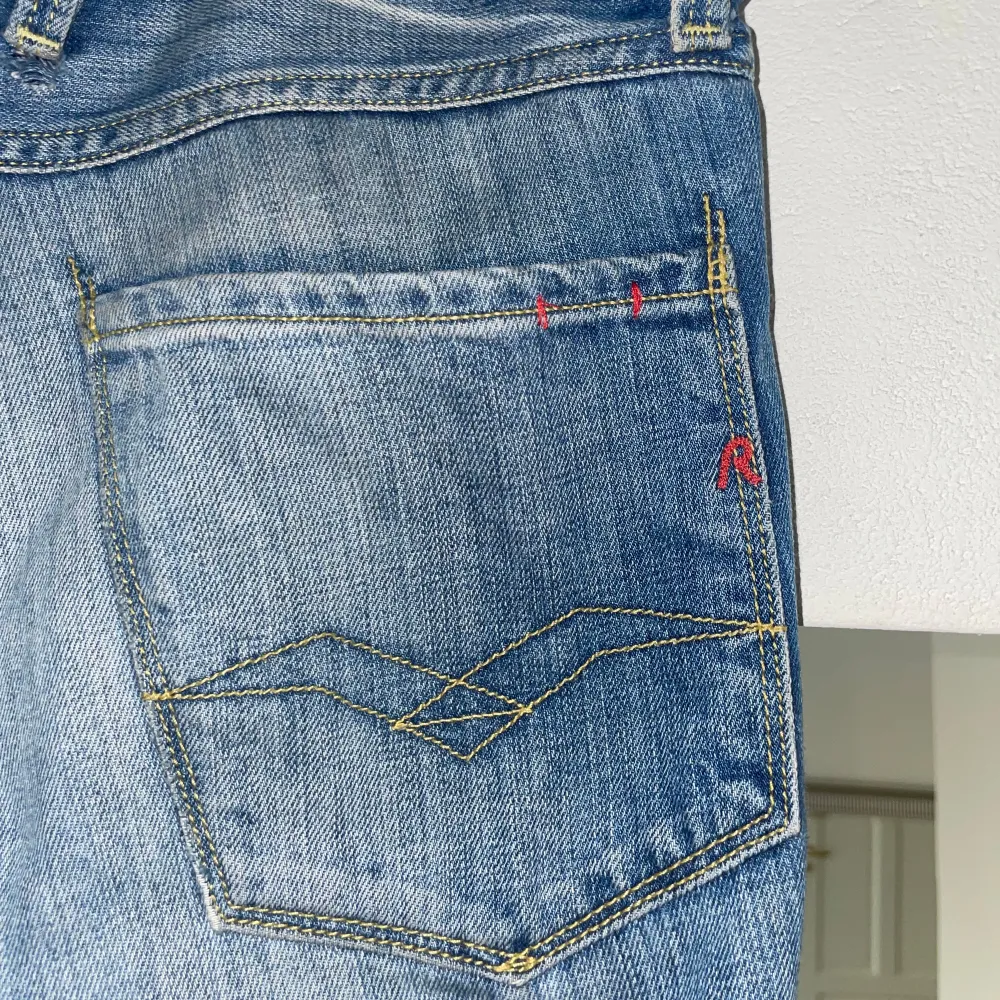 Säljer nu dessa feta Replay Jeans! Jeansen är i fint skick och storleken är W30 L32! Hör av dig vid frågor och funderingar, kan gå ner lite i pris vid snabb affär🤩🙌. Jeans & Byxor.