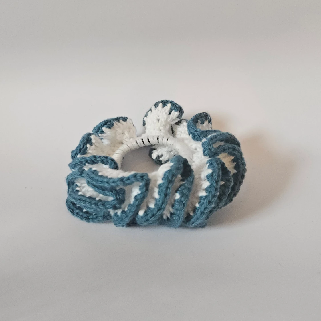 Stickad hårsnodd i blått och vitt